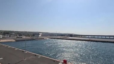 Zadar ve Ugljan Adası arasında giden feribot. Adriyatik Denizi 'nden toplu taşıma. Su yolu taşımacılığı.