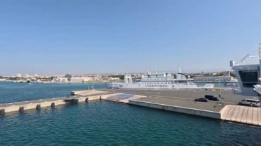 Zadar ve Ugljan Adası arasında giden feribot. Adriyatik Denizi 'nden toplu taşıma. Su yolu taşımacılığı.