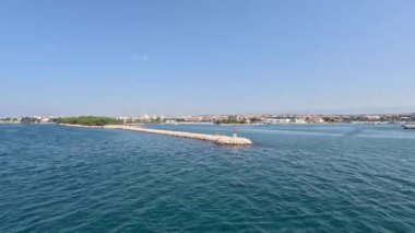 Zadar ve Ugljan Adası arasında giden feribot. Adriyatik Denizi 'nden toplu taşıma. Su yolu taşımacılığı.