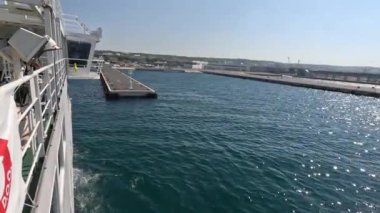 Zadar ve Ugljan Adası arasında giden feribot. Adriyatik Denizi 'nden toplu taşıma. Su yolu taşımacılığı.