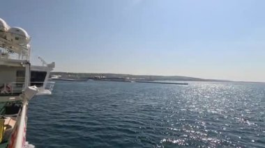 Zadar ve Ugljan Adası arasında giden feribot. Adriyatik Denizi 'nden toplu taşıma. Su yolu taşımacılığı.