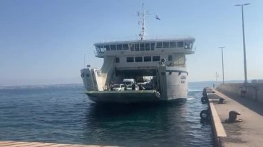 Zadar ve Ugljan Adası arasında giden feribot. Adriyatik Denizi 'nden toplu taşıma. Su yolu taşımacılığı.