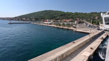 Zadar ve Ugljan Adası arasında giden feribot. Adriyatik Denizi 'nden toplu taşıma. Su yolu taşımacılığı.