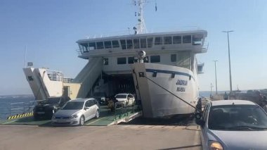 Zadar ve Ugljan Adası arasında giden feribot. Adriyatik Denizi 'nden toplu taşıma. Su yolu taşımacılığı.