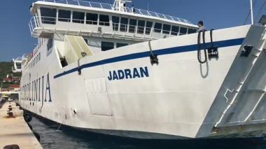 Zadar ve Ugljan Adası arasında giden feribot. Adriyatik Denizi 'nden toplu taşıma. Su yolu taşımacılığı.