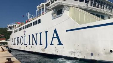 Zadar ve Ugljan Adası arasında giden feribot. Adriyatik Denizi 'nden toplu taşıma. Su yolu taşımacılığı.