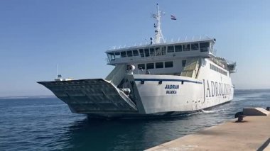 Zadar ve Ugljan Adası arasında giden feribot. Adriyatik Denizi 'nden toplu taşıma. Su yolu taşımacılığı.