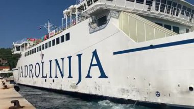 Zadar ve Ugljan Adası arasında giden feribot. Adriyatik Denizi 'nden toplu taşıma. Su yolu taşımacılığı.