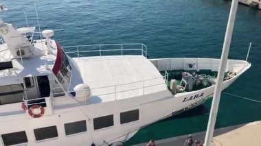 Yolcu vapuru Hırvatistan 'ın Zadar limanına yanaşıyor. Adriyatik Denizi 'nden toplu taşıma. Su yolu taşımacılığı