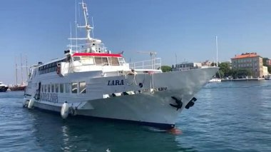 Yolcu vapuru Hırvatistan 'ın Zadar limanına yanaşıyor. Adriyatik Denizi 'nden toplu taşıma. Su yolu taşımacılığı