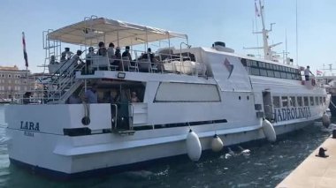 Yolcu vapuru Hırvatistan 'ın Zadar limanına yanaşıyor. Adriyatik Denizi 'nden toplu taşıma. Su yolu taşımacılığı