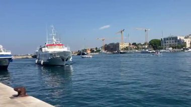 Yolcu vapuru Hırvatistan 'ın Zadar limanına yanaşıyor. Adriyatik Denizi 'nden toplu taşıma. Su yolu taşımacılığı