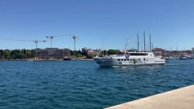 Yolcu vapuru Hırvatistan 'ın Zadar limanına yanaşıyor. Adriyatik Denizi 'nden toplu taşıma. Su yolu taşımacılığı