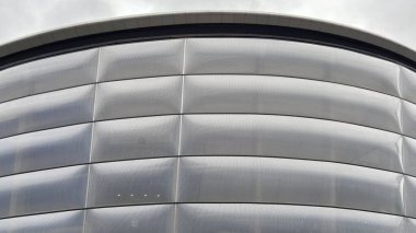 Glasgow şehir merkezinde ikonik binalar ve yağmurda ünlü turistik yerler görülüyor. Sıkıcı bulutlu bir gün. Kirli İskoç şehri