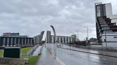 Glasgow şehir merkezinde ikonik binalar ve yağmurda ünlü turistik yerler görülüyor. Sıkıcı bulutlu bir gün. Kirli İskoç şehri