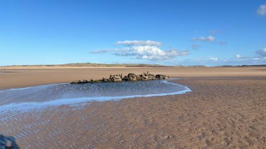 Aberlady Sahili 'nde XT sınıfı bir gemi enkazı. İkinci Dünya Savaşı kalıntısı, denizaltı denizaltısını yok etti.