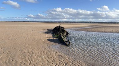 Aberlady Sahili 'nde XT sınıfı bir gemi enkazı. İkinci Dünya Savaşı kalıntısı, denizaltı denizaltısını yok etti.