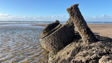 Aberlady Sahili 'nde XT sınıfı bir gemi enkazı. İkinci Dünya Savaşı kalıntısı, denizaltı denizaltısını yok etti.