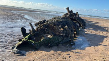 Aberlady Sahili 'nde XT sınıfı bir gemi enkazı. İkinci Dünya Savaşı kalıntısı, denizaltı denizaltısını yok etti.