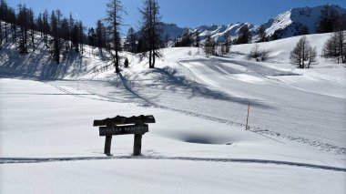 Piedmont İtalya Sansicario. Kayak merkezi karı ve güzel dağlar. Alpler. Alp Dağı manzaralı kayak tatili açık havada seyahat güzel kış manzarası