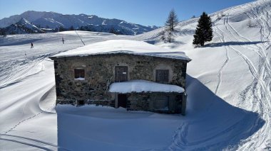 Piedmont İtalya Sansicario. Kayak merkezi karı ve güzel dağlar. Alpler. Alp Dağı manzaralı kayak tatili açık havada seyahat güzel kış manzarası
