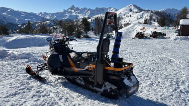 Piedmont İtalya Sansicario. Kayak merkezi karı ve güzel dağlar. Alpler. Alp Dağı manzaralı kayak tatili açık havada seyahat güzel kış manzarası