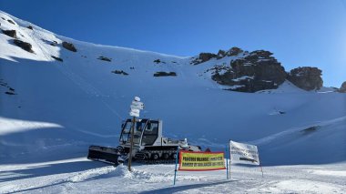Piedmont İtalya Sansicario. Kayak merkezi karı ve güzel dağlar. Alpler. Alp Dağı manzaralı kayak tatili açık havada seyahat güzel kış manzarası