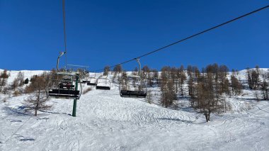 Piedmont İtalya Sansicario. Kayak merkezi karı ve güzel dağlar. Alpler. Alp Dağı manzaralı kayak tatili açık havada seyahat güzel kış manzarası