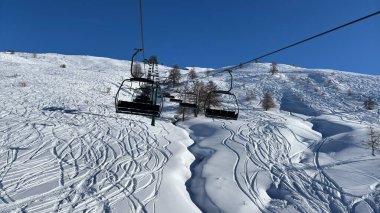 Piedmont İtalya Sansicario. Kayak merkezi karı ve güzel dağlar. Alpler. Alp Dağı manzaralı kayak tatili açık havada seyahat güzel kış manzarası