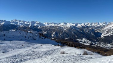 Piedmont İtalya Sansicario. Kayak merkezi karı ve güzel dağlar. Alpler. Alp Dağı manzaralı kayak tatili açık havada seyahat güzel kış manzarası