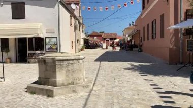 Hırvatistan 'ın eski ortaçağ kasabası Nin. Hırvat Kraliyet Şehri ve gayri resmi aşk şehri. Ünlü turist merkezi. Eski Roma binaları ve taş anıtlar. Binalarla dolu güzel bir manzara