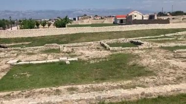 Hırvatistan 'ın eski ortaçağ kasabası Nin. Hırvat Kraliyet Şehri ve gayri resmi aşk şehri. Ünlü turist merkezi. Eski Roma binaları ve taş anıtlar. Binalarla dolu güzel bir manzara