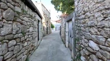 Hırvatistan 'ın antik ortaçağ kenti Sukoan. Adriyatik sahil şeridinde bir sahil kasabası. Ünlü turist merkezi. Eski Roma binaları ve taş anıtlar. Binalarla dolu güzel bir manzara.