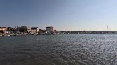 Hırvatistan 'ın antik ortaçağ kenti Sukoan. Adriyatik sahil şeridinde bir sahil kasabası. Ünlü turist merkezi. Eski Roma binaları ve taş anıtlar. Binalarla dolu güzel bir manzara.