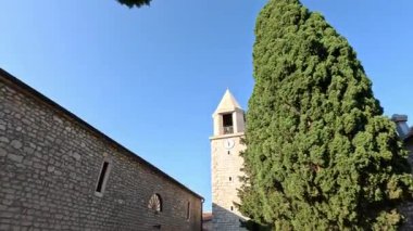 Hırvatistan 'ın antik ortaçağ kenti Sukoan. Adriyatik sahil şeridinde bir sahil kasabası. Ünlü turist merkezi. Eski Roma binaları ve taş anıtlar. Binalarla dolu güzel bir manzara.