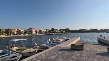 Hırvatistan 'ın antik ortaçağ kenti Sukoan. Adriyatik sahil şeridinde bir sahil kasabası. Ünlü turist merkezi. Eski Roma binaları ve taş anıtlar. Binalarla dolu güzel bir manzara.