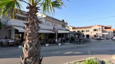 Hırvatistan 'ın antik ortaçağ kenti Sukoan. Adriyatik sahil şeridinde bir sahil kasabası. Ünlü turist merkezi. Eski Roma binaları ve taş anıtlar. Binalarla dolu güzel bir manzara.