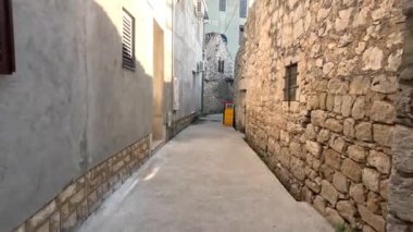 Hırvatistan 'ın antik ortaçağ kenti Sukoan. Adriyatik sahil şeridinde bir sahil kasabası. Ünlü turist merkezi. Eski Roma binaları ve taş anıtlar. Binalarla dolu güzel bir manzara.