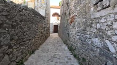 Hırvatistan 'ın antik ortaçağ kenti Sukoan. Adriyatik sahil şeridinde bir sahil kasabası. Ünlü turist merkezi. Eski Roma binaları ve taş anıtlar. Binalarla dolu güzel bir manzara.