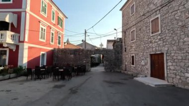 Hırvatistan 'ın antik ortaçağ kenti Sukoan. Adriyatik sahil şeridinde bir sahil kasabası. Ünlü turist merkezi. Eski Roma binaları ve taş anıtlar. Binalarla dolu güzel bir manzara.
