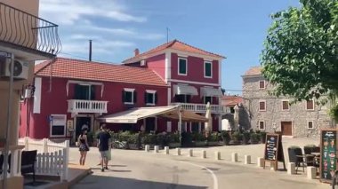 Hırvatistan 'ın antik ortaçağ kenti Sukoan. Adriyatik sahil şeridinde bir sahil kasabası. Ünlü turist merkezi. Eski Roma binaları ve taş anıtlar. Binalarla dolu güzel bir manzara.