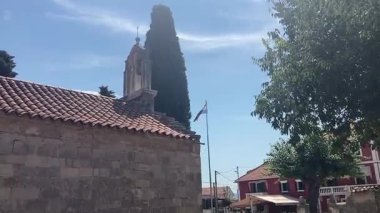 Hırvatistan 'ın antik ortaçağ kenti Sukoan. Adriyatik sahil şeridinde bir sahil kasabası. Ünlü turist merkezi. Eski Roma binaları ve taş anıtlar. Binalarla dolu güzel bir manzara.