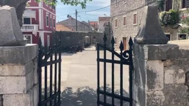 Hırvatistan 'ın antik ortaçağ kenti Sukoan. Adriyatik sahil şeridinde bir sahil kasabası. Ünlü turist merkezi. Eski Roma binaları ve taş anıtlar. Binalarla dolu güzel bir manzara.