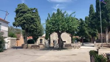 Hırvatistan 'ın antik ortaçağ kenti Sukoan. Adriyatik sahil şeridinde bir sahil kasabası. Ünlü turist merkezi. Eski Roma binaları ve taş anıtlar. Binalarla dolu güzel bir manzara.