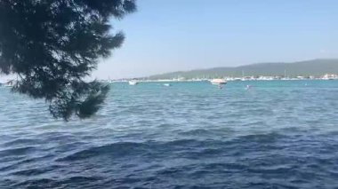 Hırvatistan 'ın antik ortaçağ kenti Sukoan. Adriyatik sahil şeridinde bir sahil kasabası. Ünlü turist merkezi. Eski Roma binaları ve taş anıtlar. Binalarla dolu güzel bir manzara.