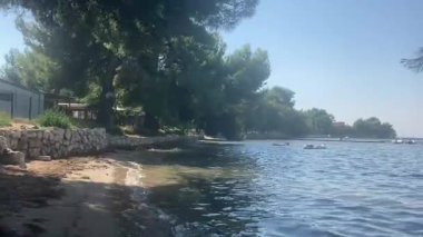 Hırvatistan 'ın antik ortaçağ kenti Sukoan. Adriyatik sahil şeridinde bir sahil kasabası. Ünlü turist merkezi. Eski Roma binaları ve taş anıtlar. Binalarla dolu güzel bir manzara.