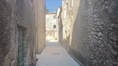 Hırvatistan 'ın antik ortaçağ kenti Sukoan. Adriyatik sahil şeridinde bir sahil kasabası. Ünlü turist merkezi. Eski Roma binaları ve taş anıtlar. Binalarla dolu güzel bir manzara.