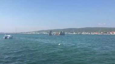 Hırvatistan 'ın antik ortaçağ kenti Sukoan. Adriyatik sahil şeridinde bir sahil kasabası. Ünlü turist merkezi. Eski Roma binaları ve taş anıtlar. Binalarla dolu güzel bir manzara.