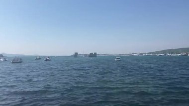 Hırvatistan 'ın antik ortaçağ kenti Sukoan. Adriyatik sahil şeridinde bir sahil kasabası. Ünlü turist merkezi. Eski Roma binaları ve taş anıtlar. Binalarla dolu güzel bir manzara.