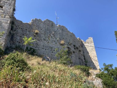 Saint Michael Kalesi 6. yüzyıldan kalma tepe kalesini ve gözlem noktasını yerle bir etti. Bizans dönemi. Ugljan Adası, Hırvatistan. Kadim askeri taş kale yok edildi.
